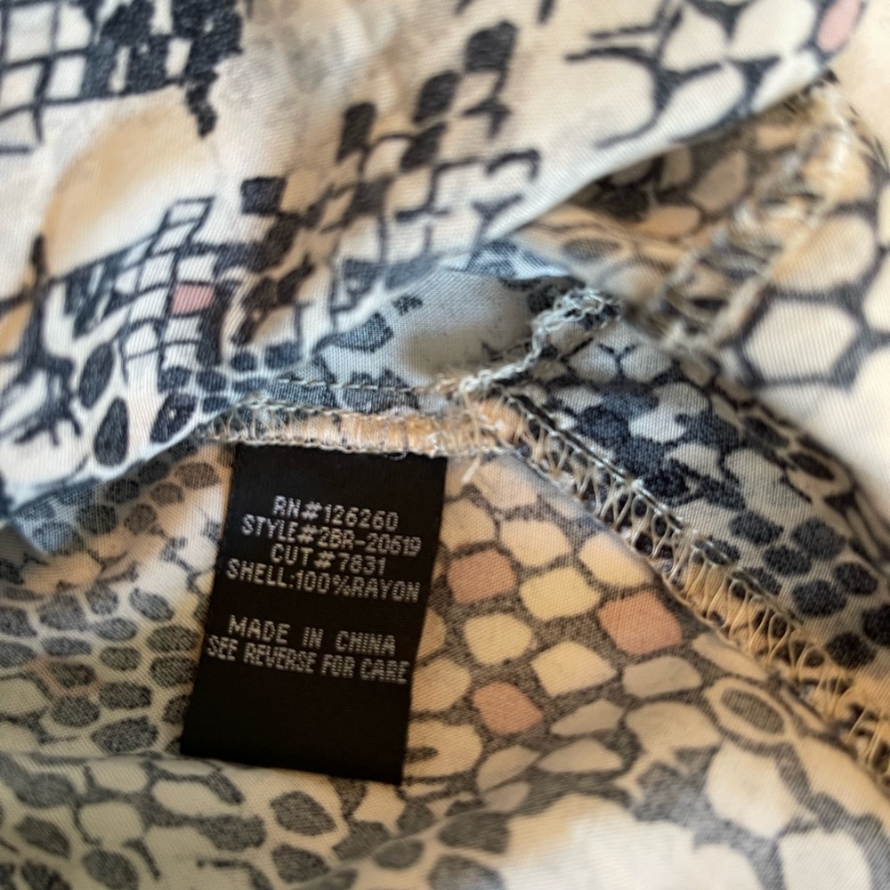 Snake pattern blouse - Picture 8 of 8